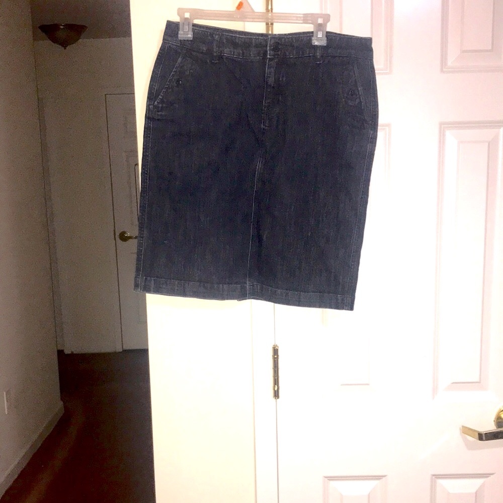 Vintage Sonoma Classic Dark wash midi Denim skirt. Zip button closure.